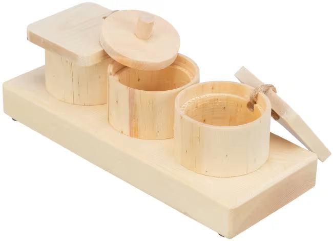 Aktiviseringsleke Snack Cups i ubehandlet tre med tre kopper, en med lokk, på en rektangulær base.
