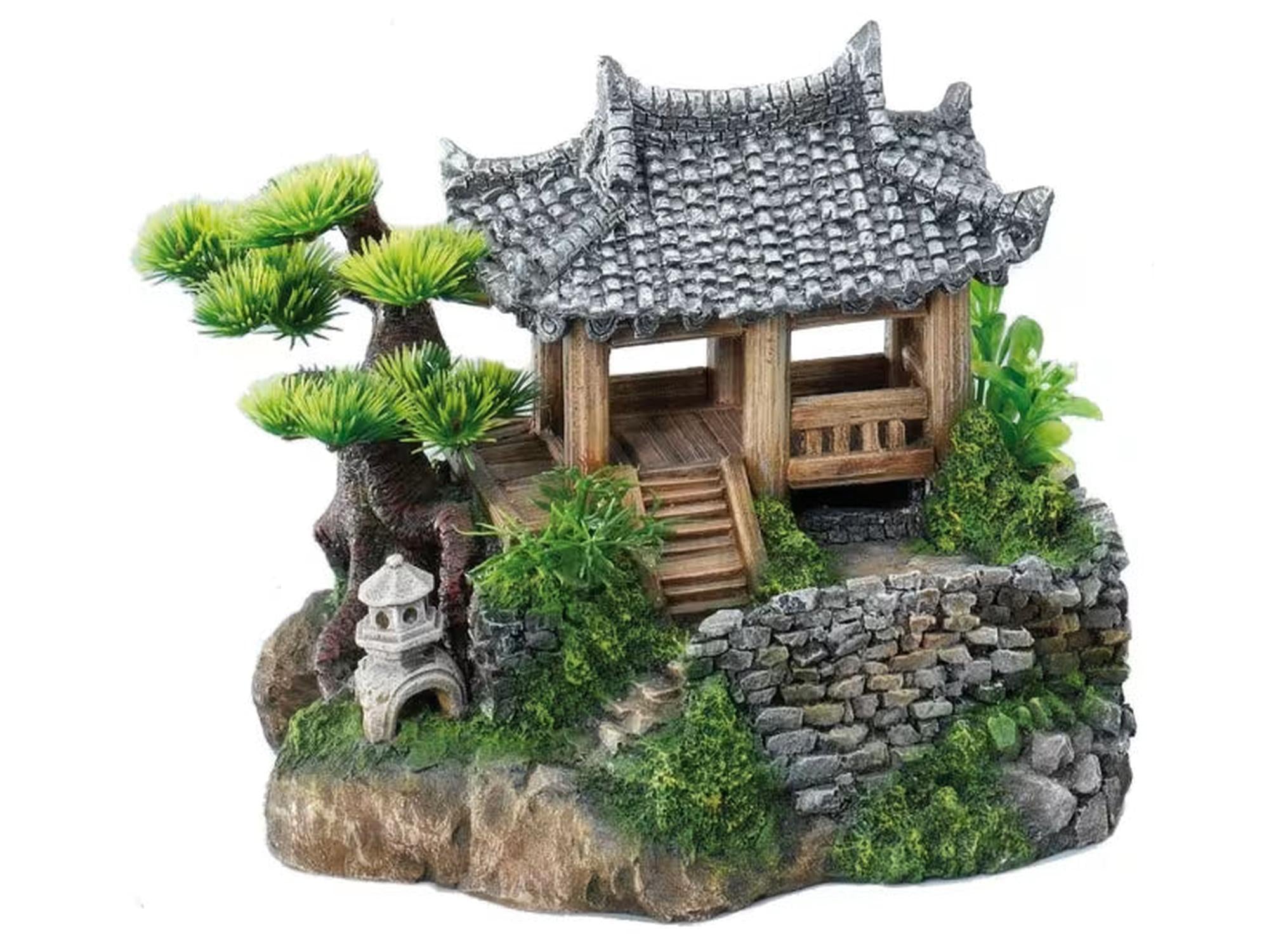 Akvariepynte Koreansk hytte i grå stein og tre-look med grønne planter, 22,5x19x18,5 cm.