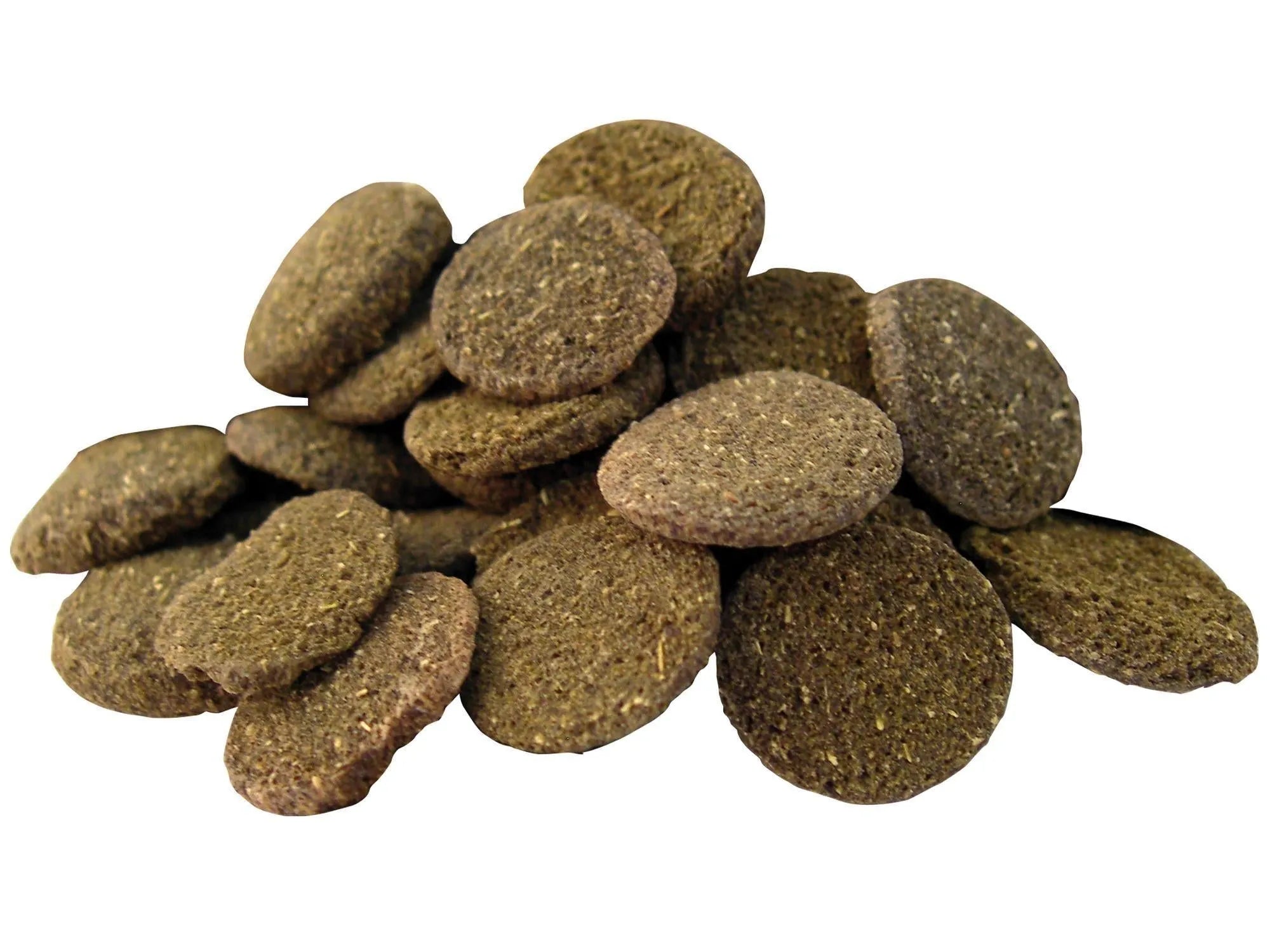 En haug med mørkegrønne, runde Prodac Algae Wafer tabletter for planteetende akvariefisk.