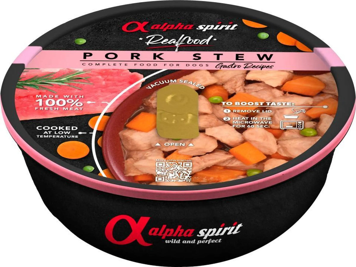 Alpha Spirit Real Food Pork Stew våtfôr for hund i svart og rosa mikrobølgeovn-sikker emballasje.