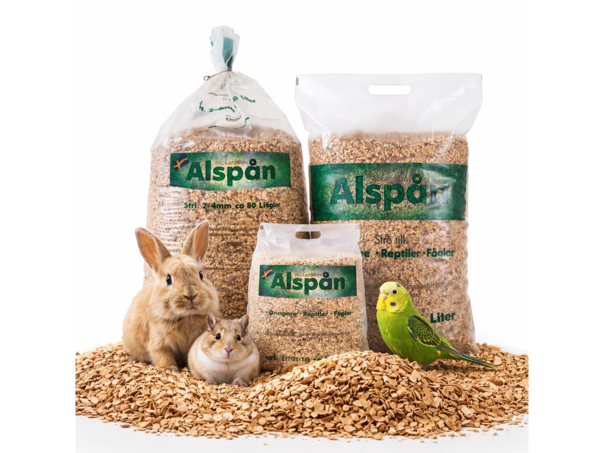 Tre poser med Alspån 2-4mm alflis, en kanin, hamster og undulat på en haug med strø.