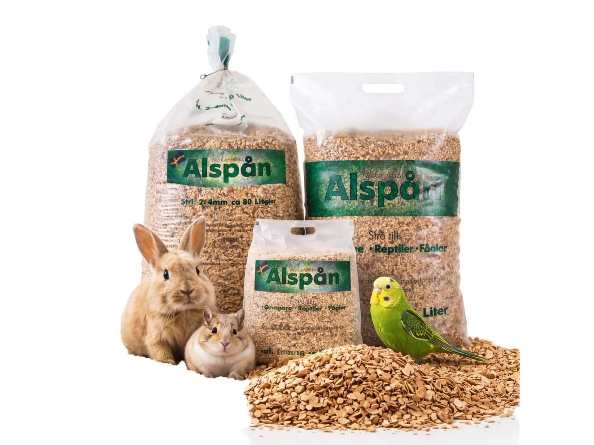 Tre poser med Alspån 2-4mm alflis, en kanin, hamster og undulat på en haug med strø.