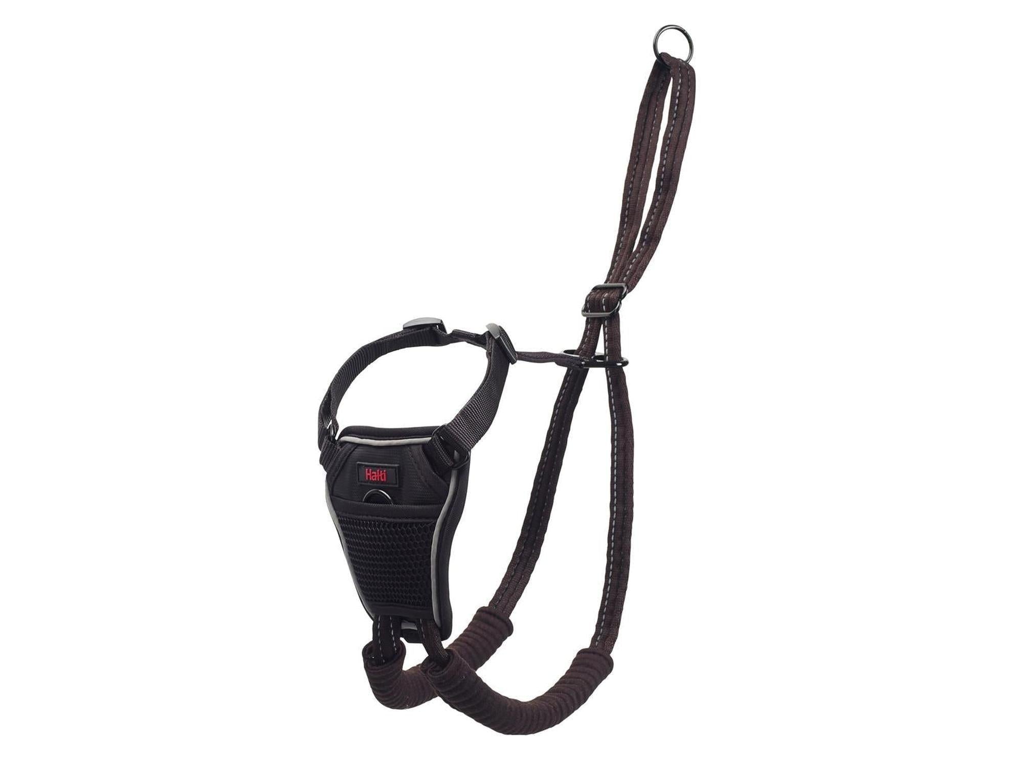 Svart Halti No-Pull hundesele i nylon med polstrede bryststropper og justerbare stropper.