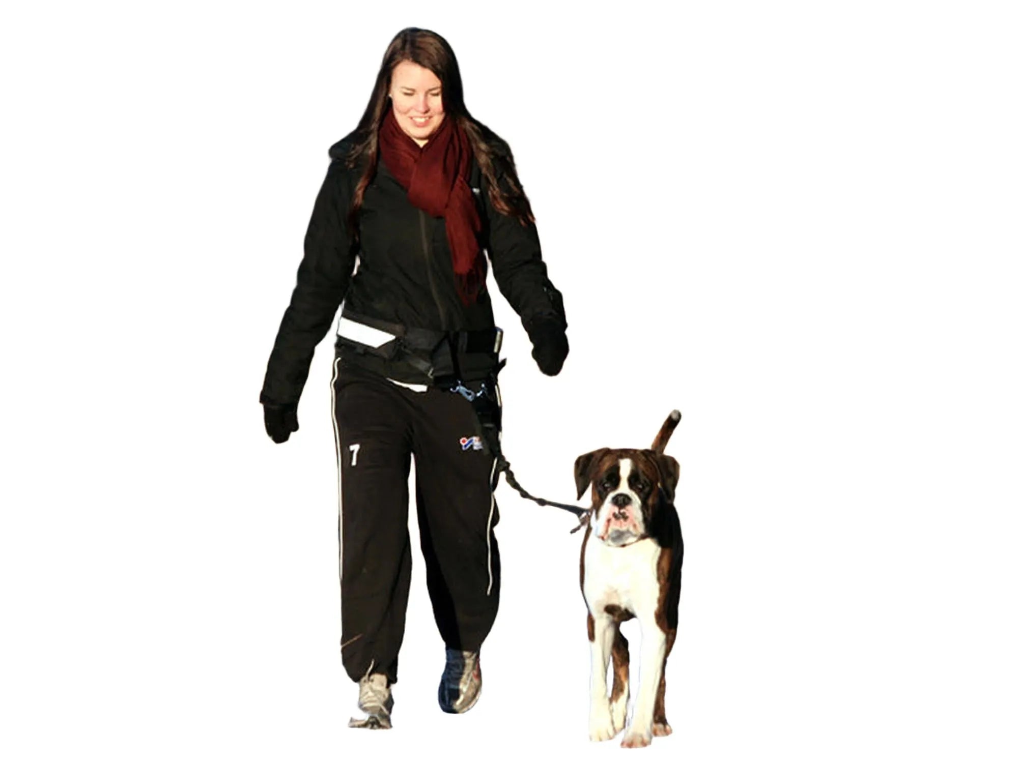 Kvinne går tur med boxerhund i snølandskap, iført BAGGEN Softbelt Standard X1 hundeførerbelte.