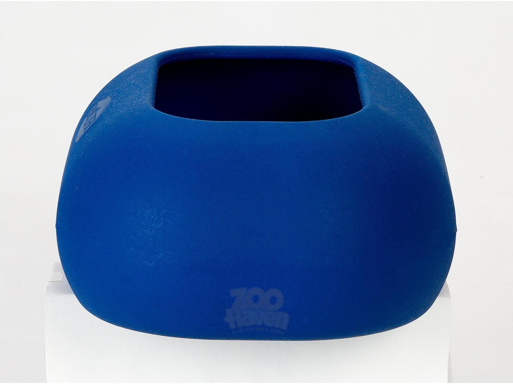 Marineblå BUSTER IncrediBowl S 1 liter med kjegleformet design for å bremse spisetempoet.