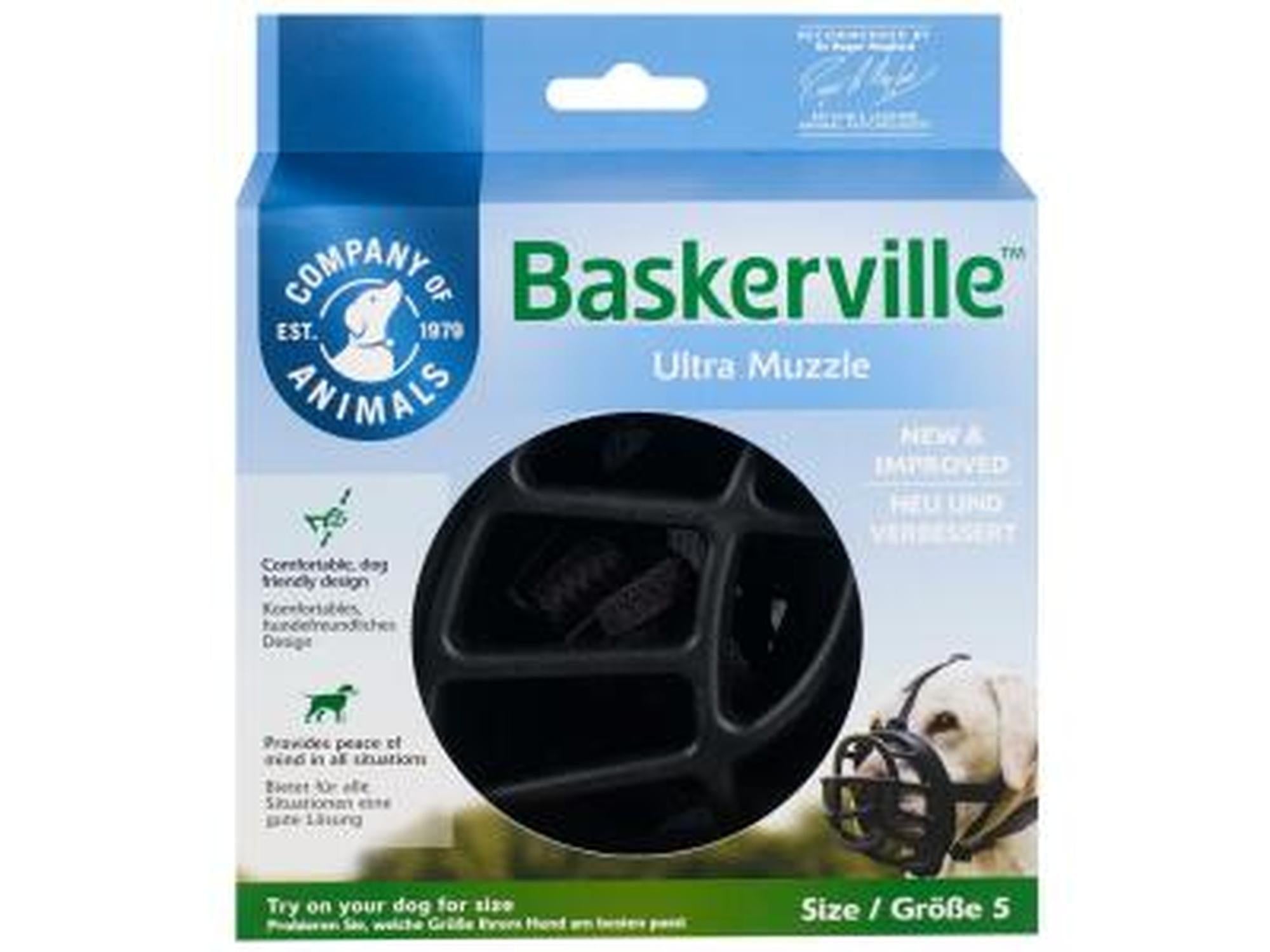 Baskerville Ultra Muzzle i svart, ergonomisk design, vist i emballasje med en hund som bruker den.