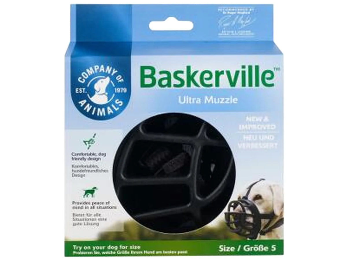 Baskerville Ultra Muzzle i svart, ergonomisk design, vist i emballasje med en hund som bruker den.