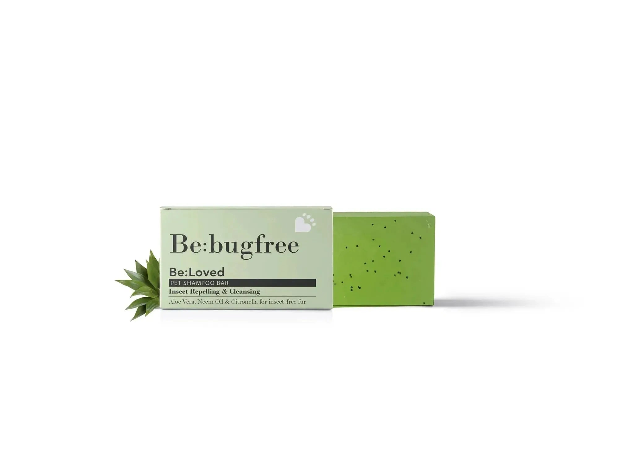 Grønn Be:Bugfree hundeshampo bar med insektavvisende egenskaper, ved siden av en åpen eske med blader.