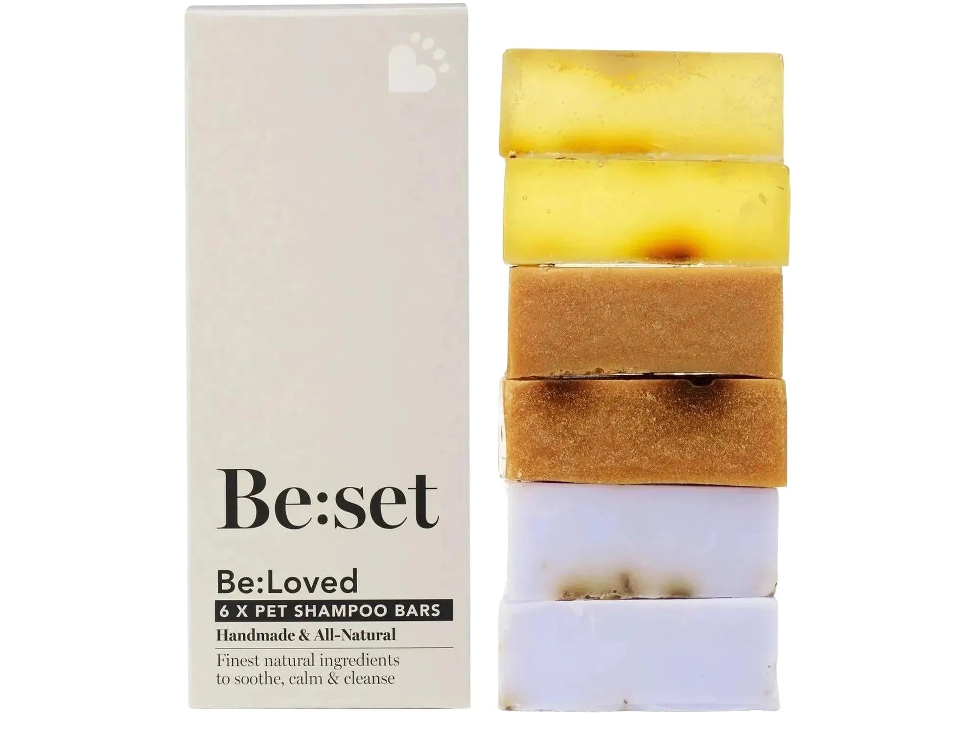 Be:Set Be:Loved 6x naturlige hundesjampobarer i ulike farger ved siden av en hvit eske.