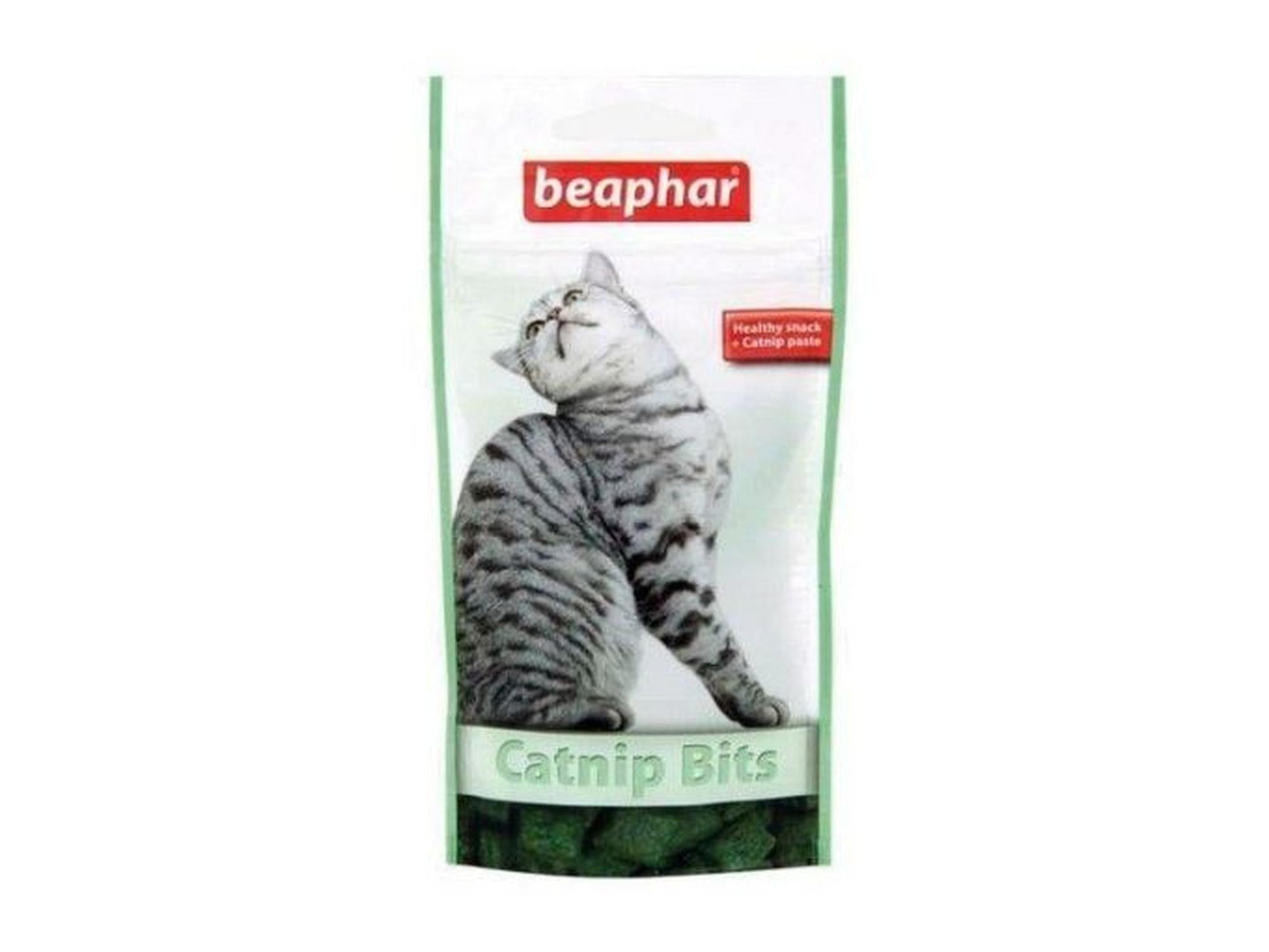 Beaphar Catnip Bits 35g kattegodbiter i hvit og grønn pakke med bilde av en gråstripet katt.