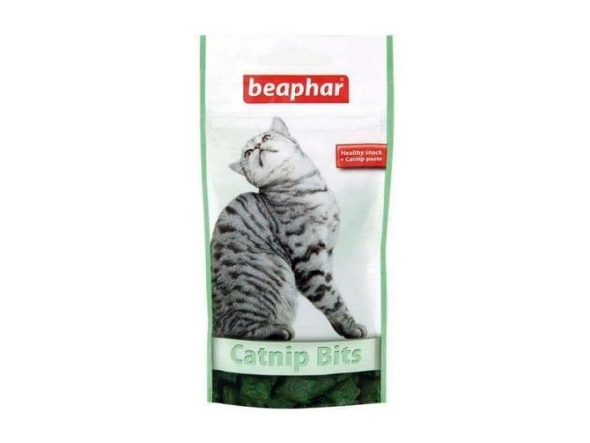 Beaphar Catnip Bits 35g kattegodbiter i hvit og grønn pakke med bilde av en gråstripet katt.