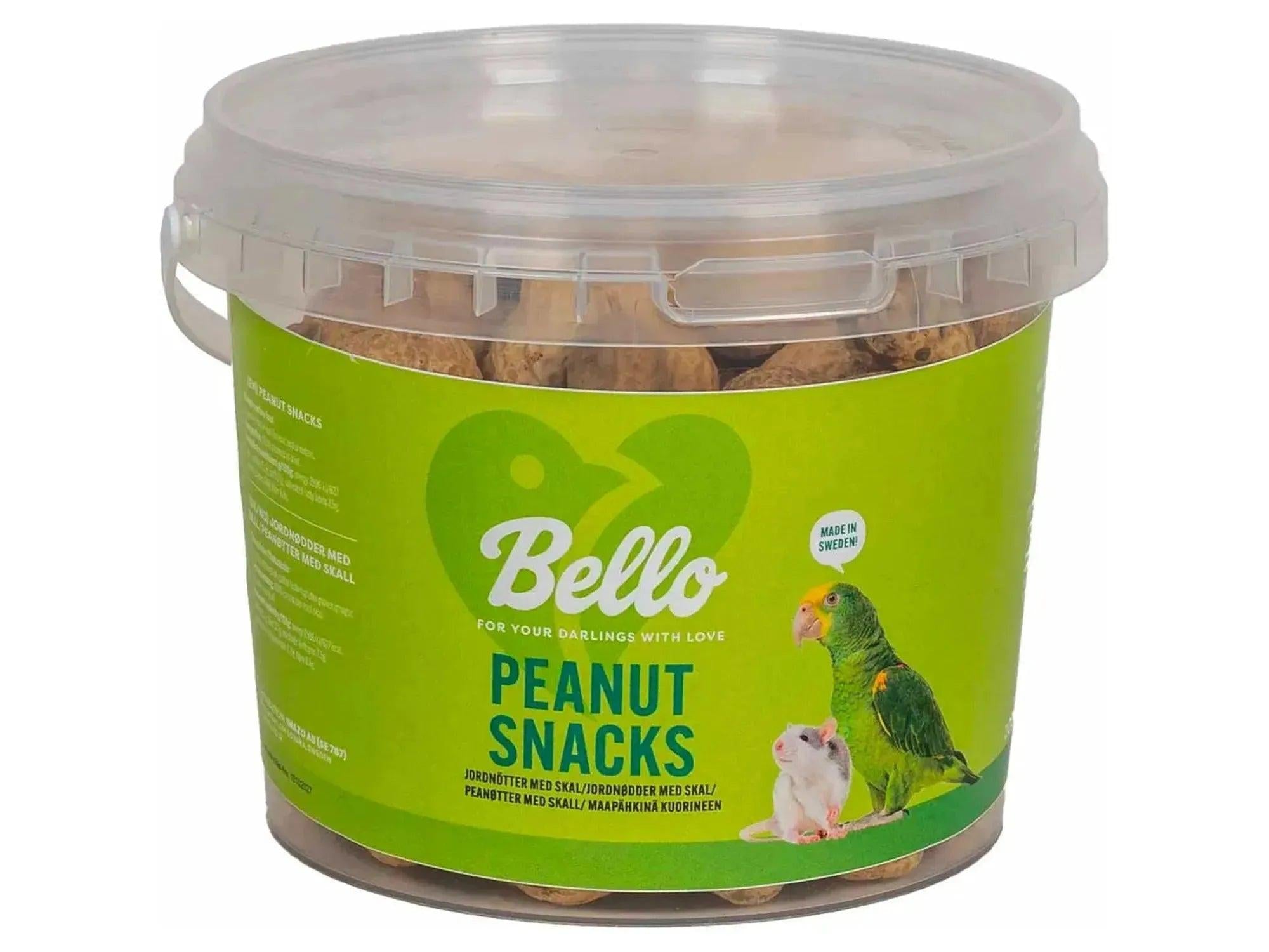 Bello Peanøtter med skall i en klar plastbøtte med grønn etikett, papegøye og rotte.