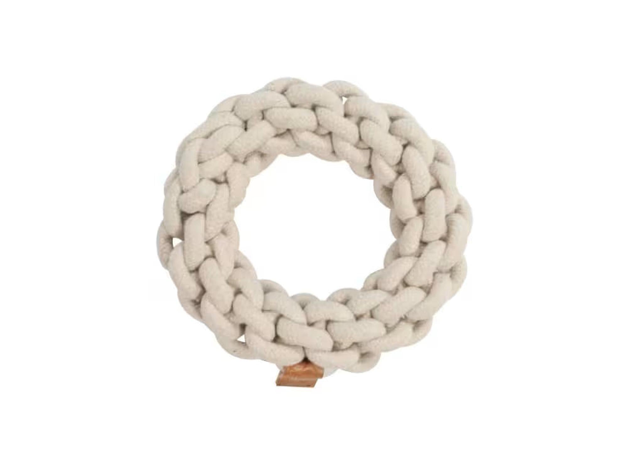 Beige 19 cm flettet bomullstauknutering for hund, med en liten trebit.