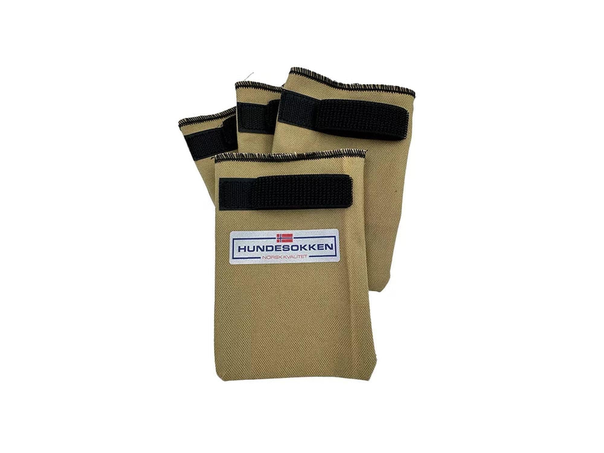 Fire Beige hundesokker i Bevernylon med svart borrelås og etikett med teksten "HUNDESOKKEN - NORSK KVALITET".