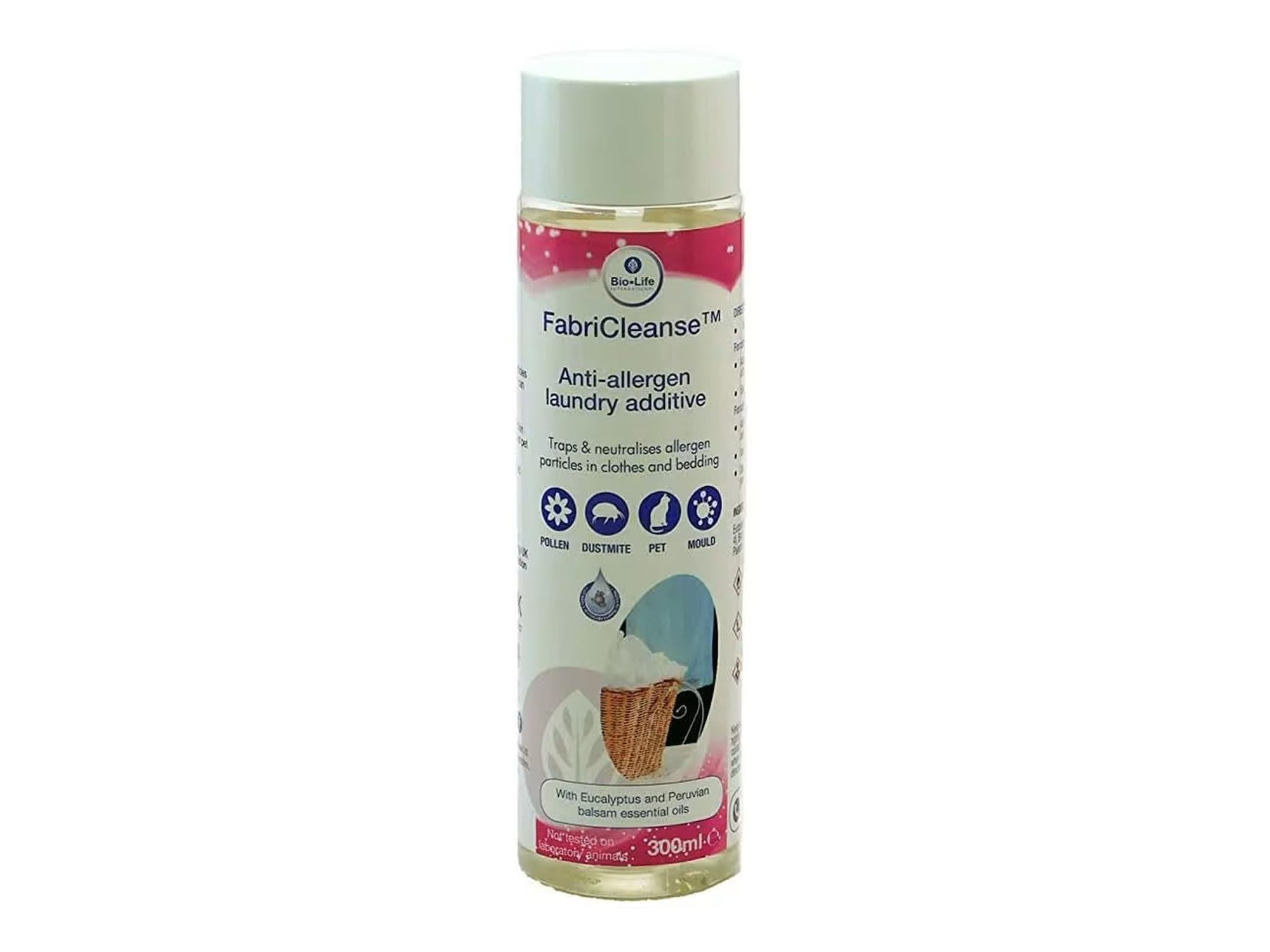 Bio-Life FabriCleanse 300ml anti-allergen vasketilsetning i en hvit flaske med rosa etikett.