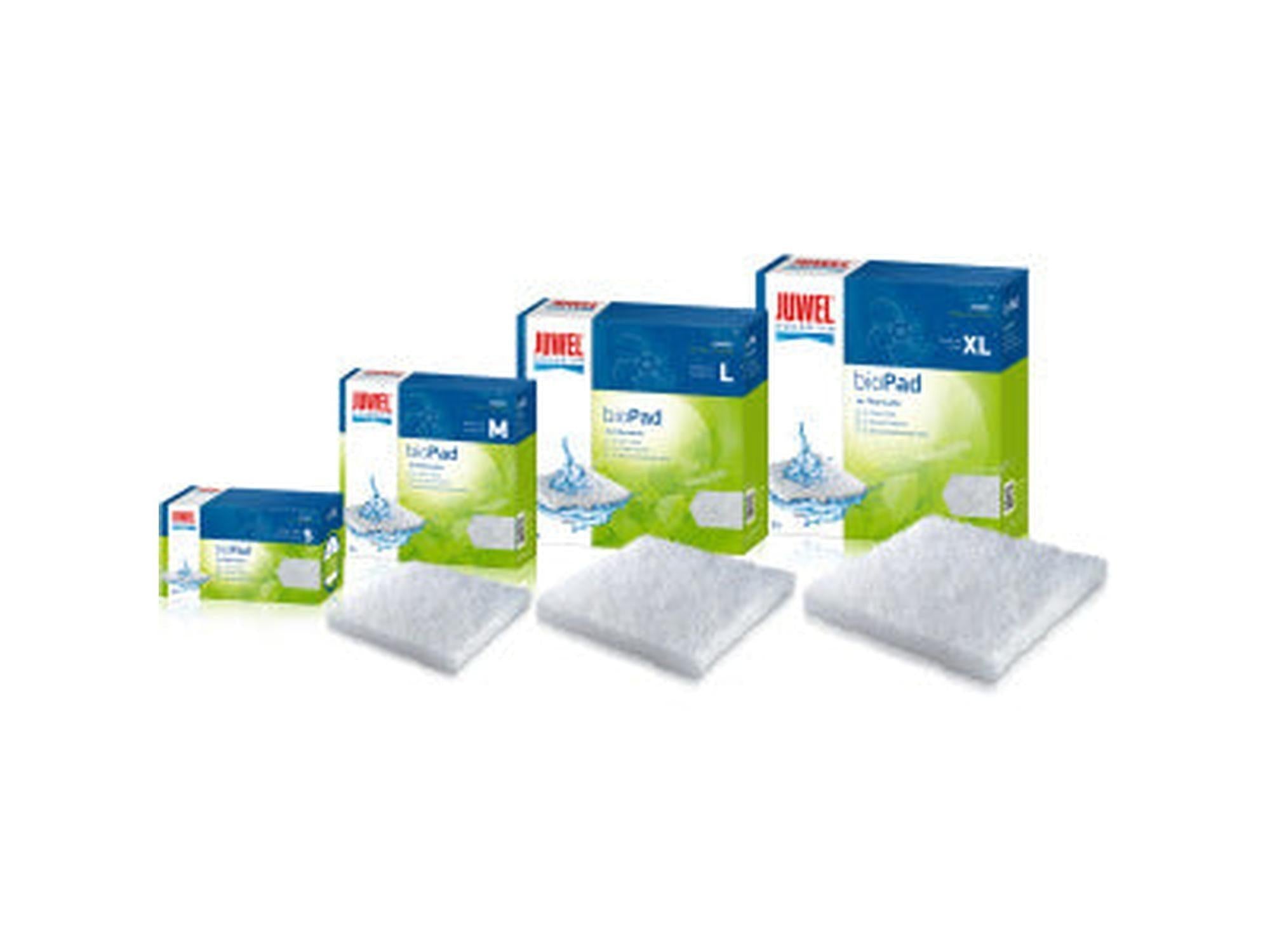 Fire pakker med Juwel BioPad Poly Pad i størrelsene S, M, L og XL, med hvite filterputer foran.