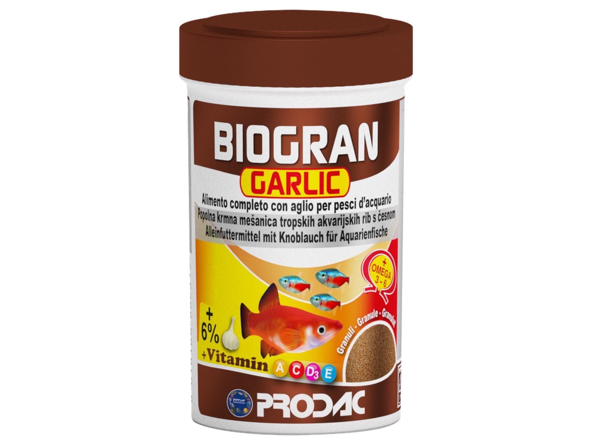 Biogran Garlic akvariefiskfôr i hvit beholder med brunt lokk, viser fisk og granulat.