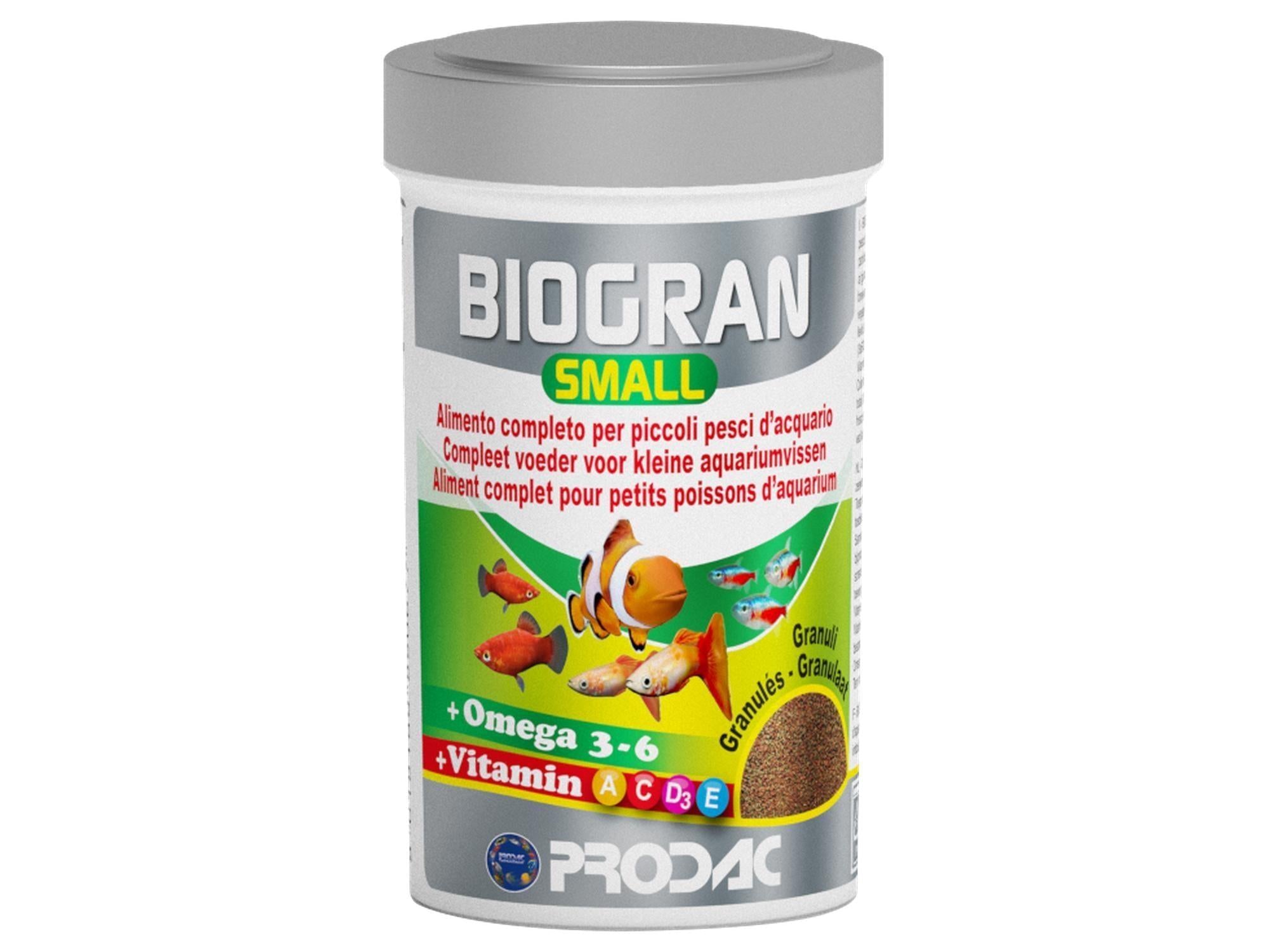 Biogran Small Granules fiskefôr i hvit beholder med grått lokk, viser fargerike akvariefisk og granulat.