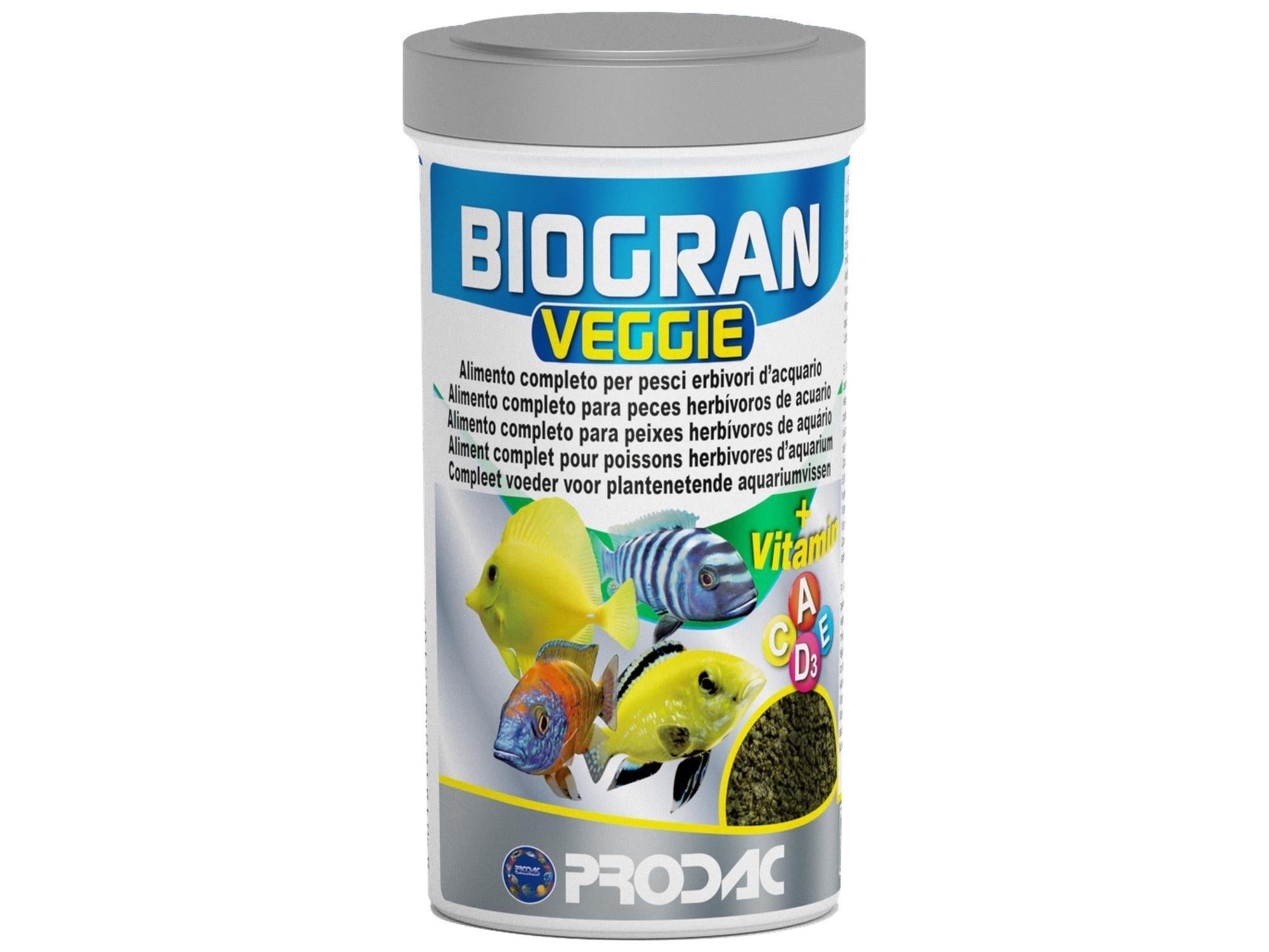 Biogran Veggie fiskefôr i hvit beholder med grått lokk, viser fargerike akvariefisk og grønne granulat.