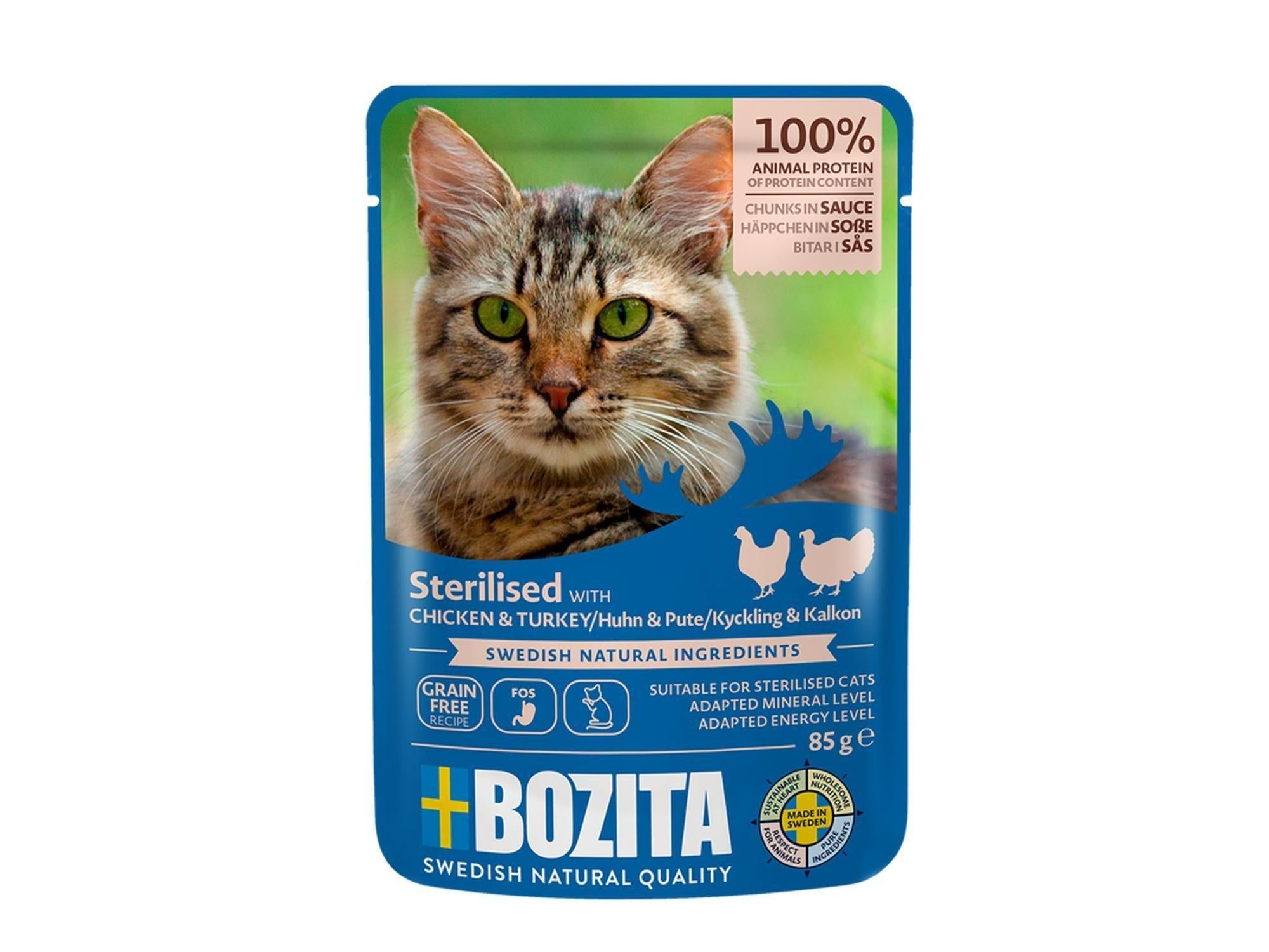 Bozita Indoor Sterilised Chicken & Turkey Chunks in Sauce 85g våtfôr for katt, med bilde av en tabbykatt.