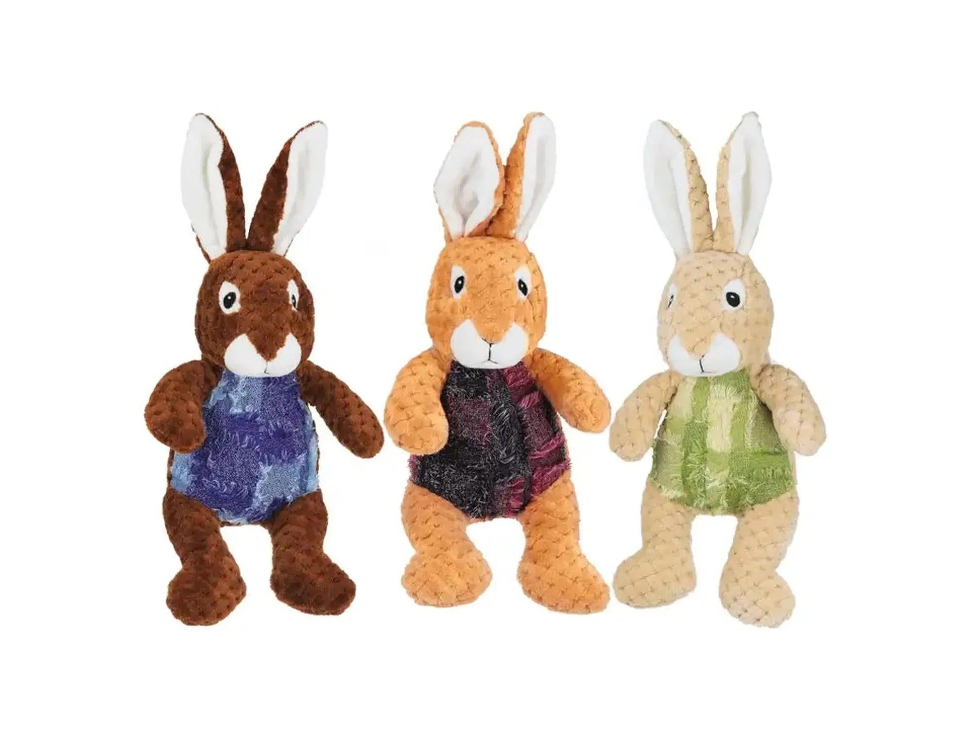 Tre myke kanin-hundeleker i plysj, med assorterte farger: brun med blå kropp, oransje med lilla, og beige med grønn.