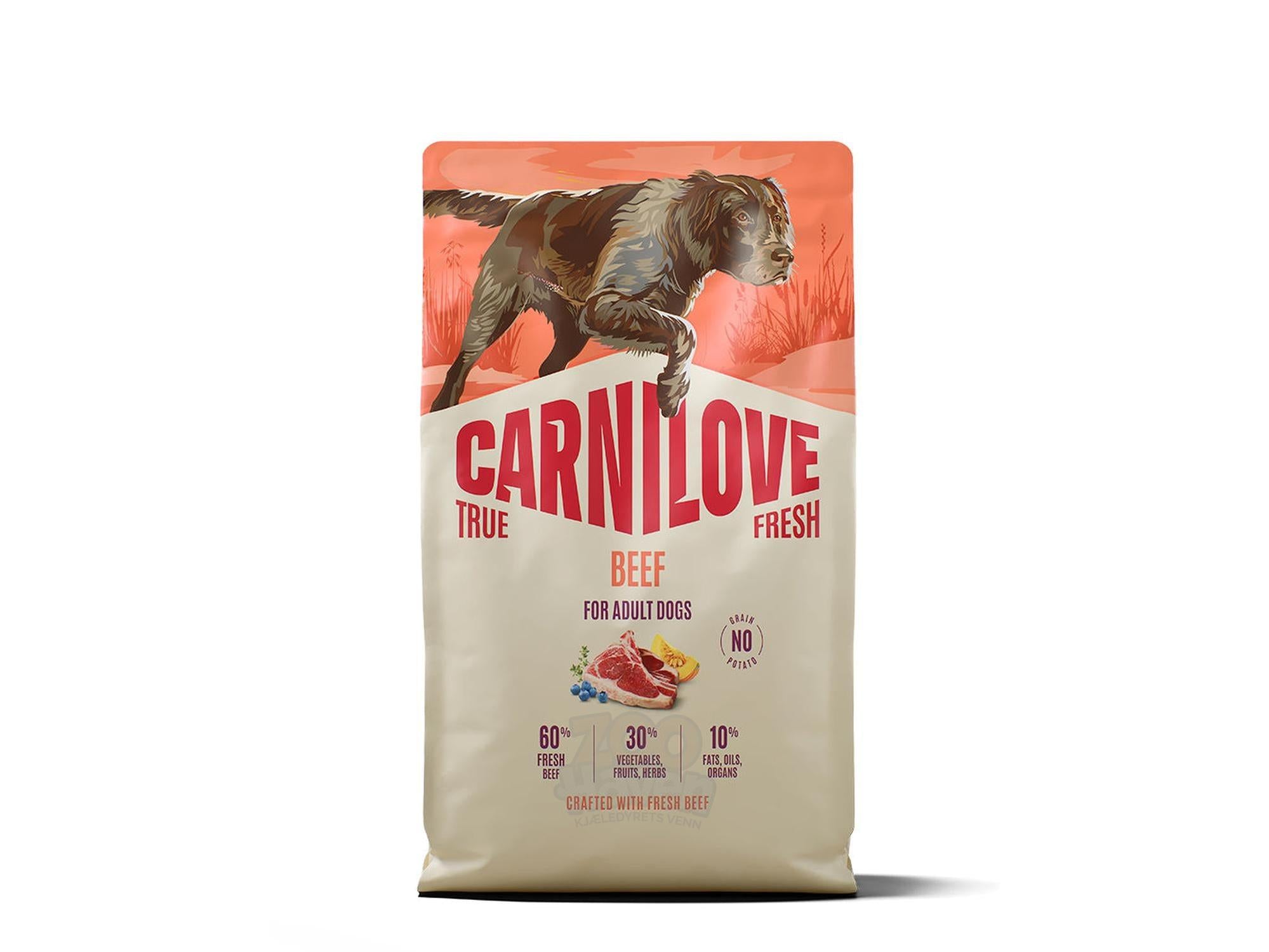 Carnilove True Fresh Beef hundefôr i en oransje og hvit pose med en brun hund og ingredienser.