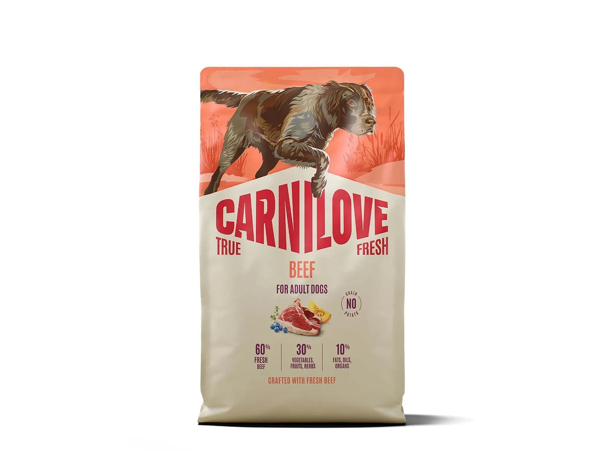 Carnilove True Fresh Beef hundefôr i en oransje og hvit pose med en brun hund og ingredienser.