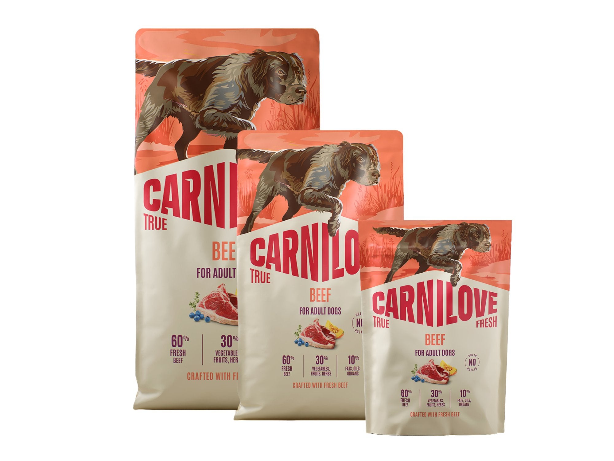 Tre poser Carnilove True Fresh Beef hundefôr i ulike størrelser, med bilde av en brun hund og storfekjøtt.