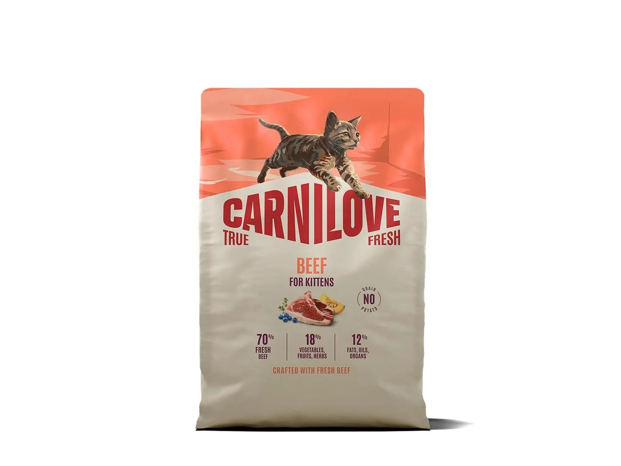 Carnilove True Fresh Beef for Kittens tørrfôr i en hvit og oransje pose med en kattunge.