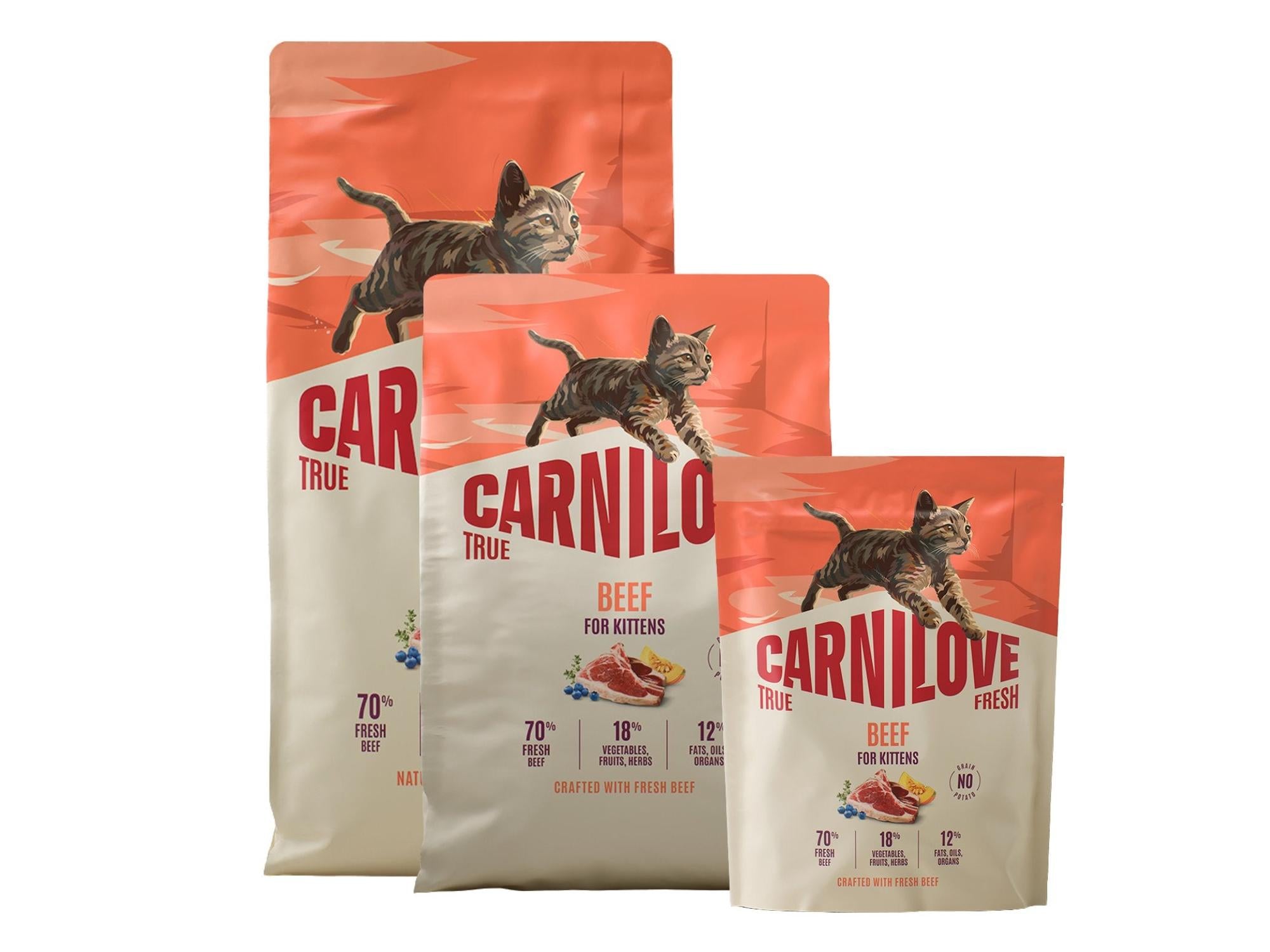 Tre oransje Carnilove True Fresh Beef for Kittens tørrfôrposer med kattungebilde.