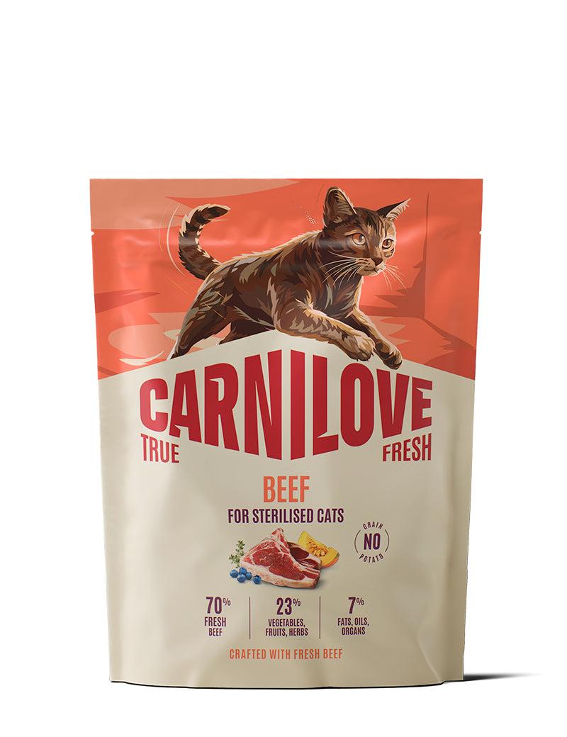 Carnilove True Fresh Beef for Sterilised Cats tørrfôr i en beige og oransje pose med en brun katt.