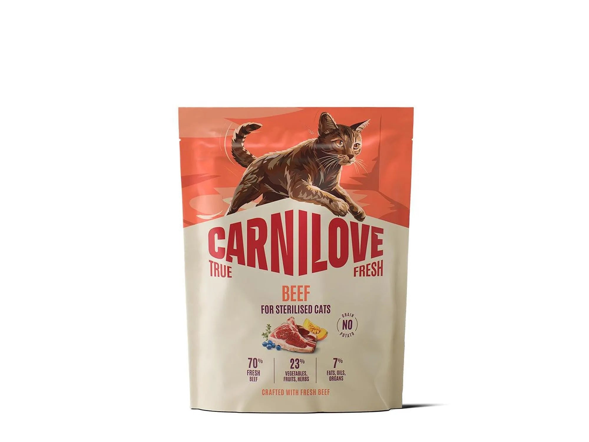 Carnilove True Fresh Beef for Sterilised Cats tørrfôr i en beige og oransje pose med en brun katt.