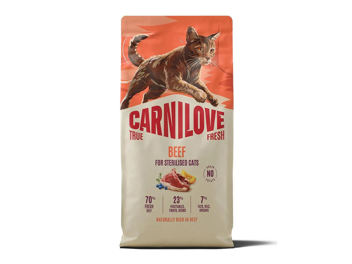 Carnilove True Fresh Beef for Sterilised Cats tørrfôr i en hvit og oransje pose med kattemotiv.