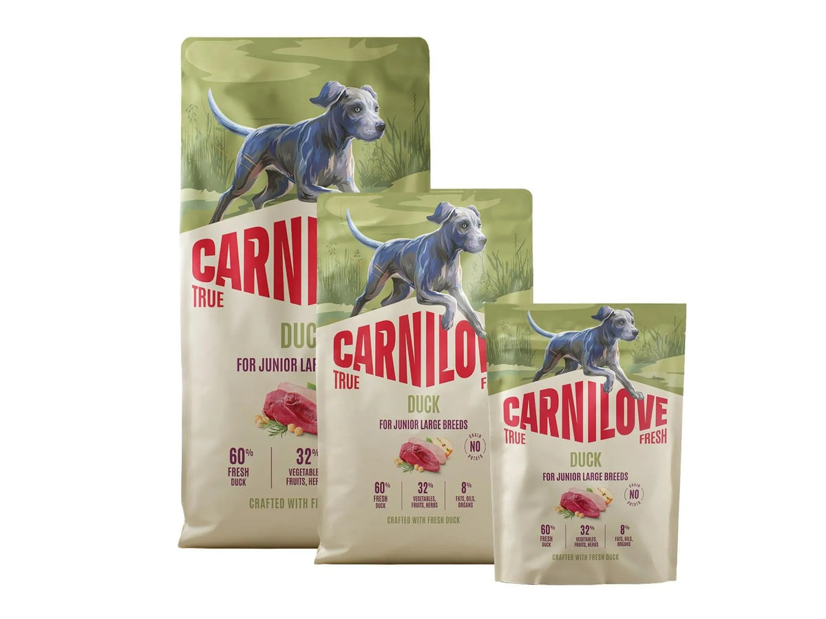 Tre Carnilove True Fresh Duck juniorfôrposer i ulike størrelser, med and og en valp.