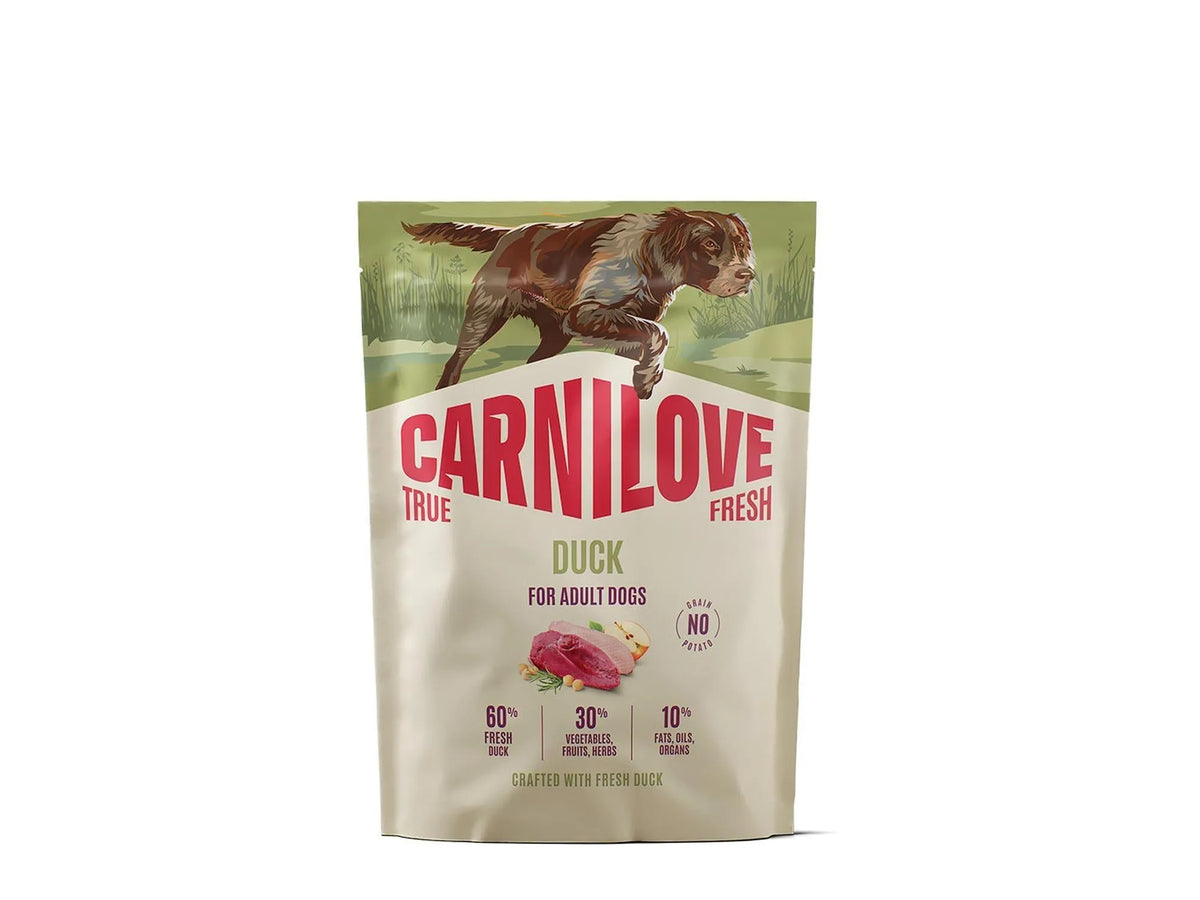 Carnilove True Fresh Duck hundefôr i beige pose med brun hund, andekjøtt og grønnsaker.