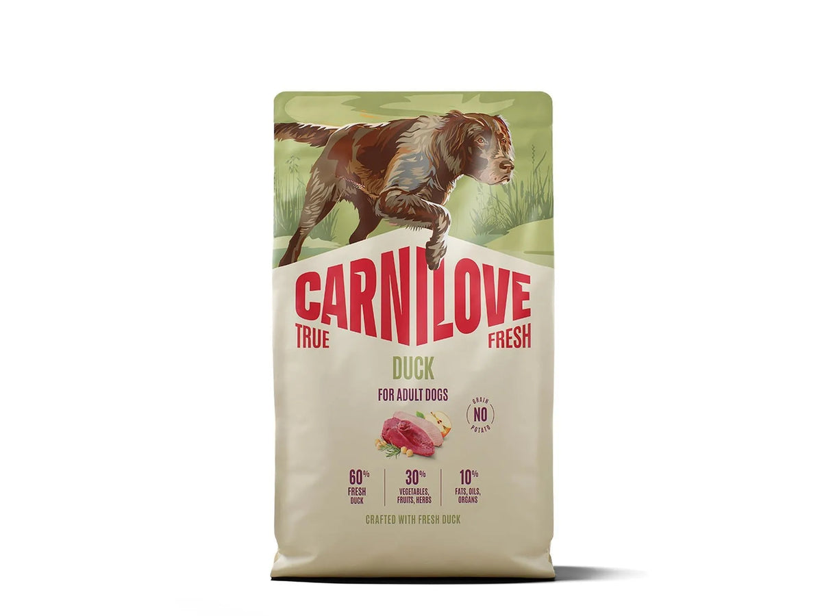 Carnilove True Fresh Duck hundefôr i en stor, grønn pose med bilde av en brun hund.