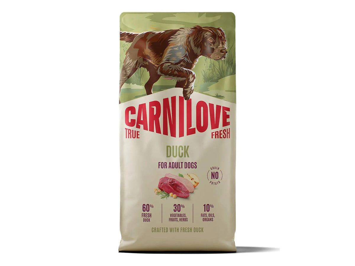 Carnilove True Fresh Duck hundefôr i en beige pose med en brun hund og and illustrasjon.