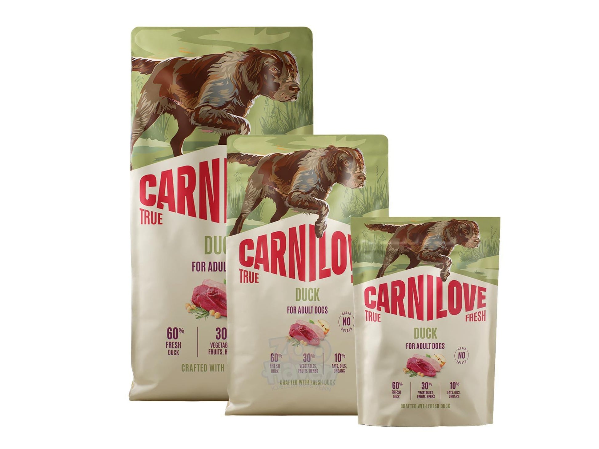 Tre Carnilove True Fresh Duck hundefôrposer i ulike størrelser med en brun hund og andekjøtt.