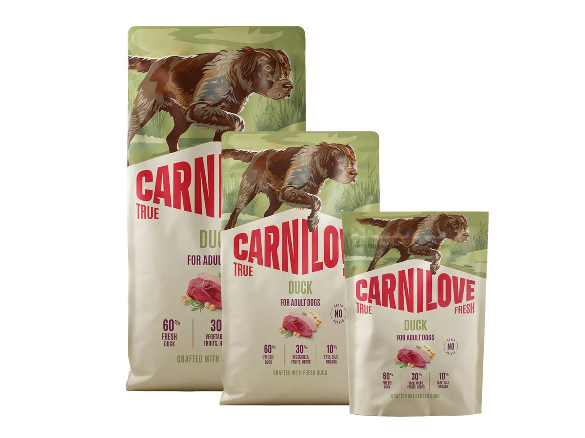Tre Carnilove True Fresh Duck hundefôrposer i ulike størrelser med en brun hund og andekjøtt.