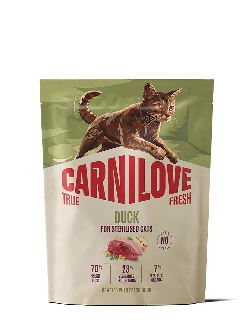 Carnilove True Fresh Duck for Sterilised Cats tørrfôr i en beige og grønn pose med en brun katt.