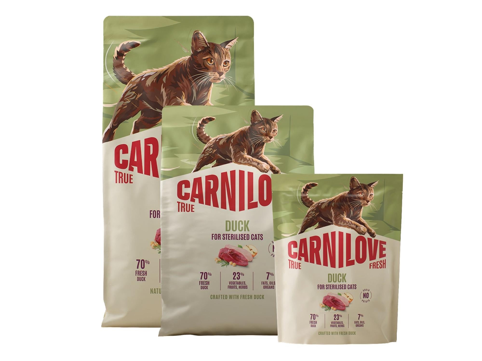 Tre grønne og hvite poser med Carnilove True Fresh Duck kattefôr for steriliserte katter, med en brun katt på.
