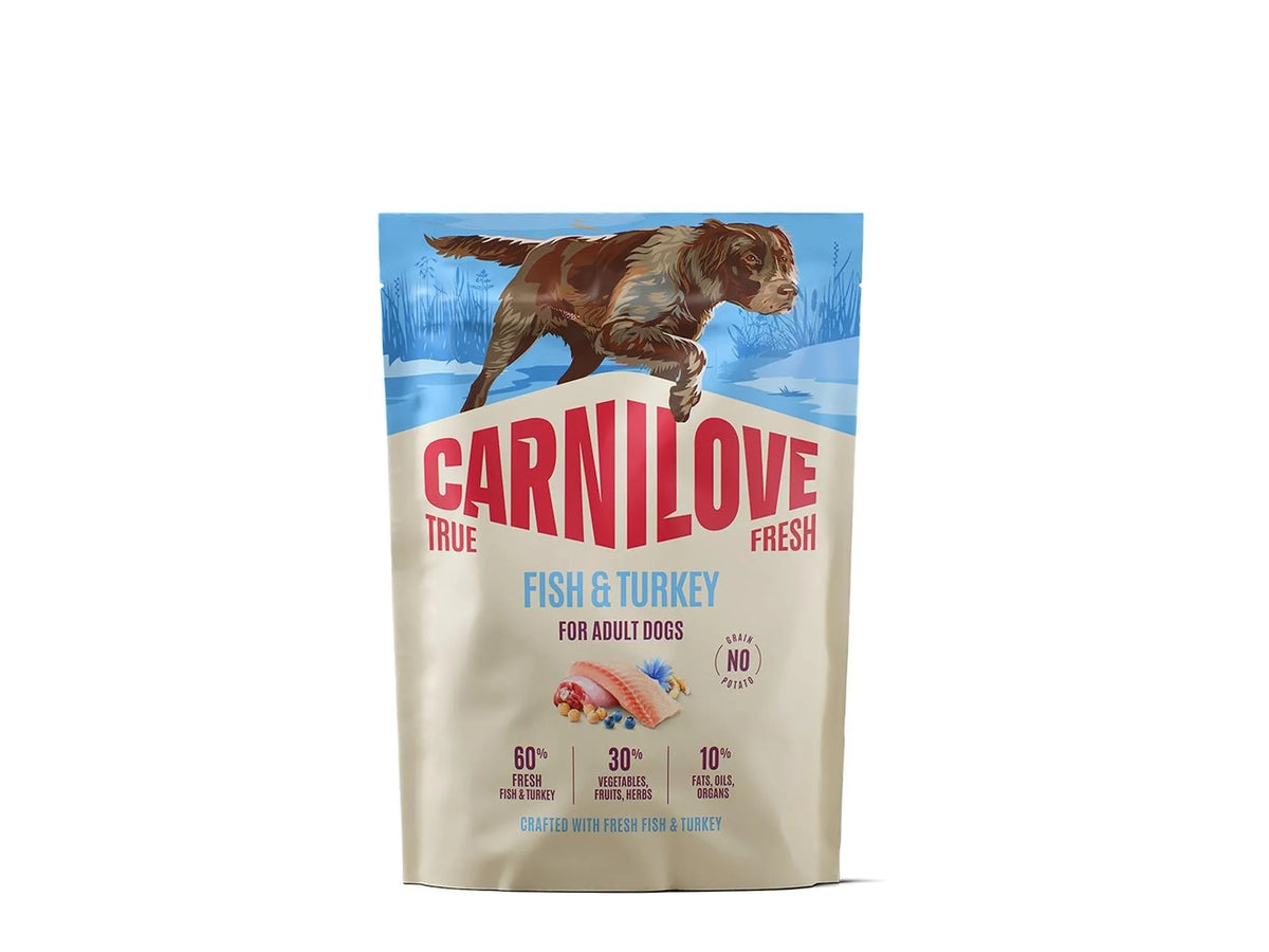 Carnilove True Fresh Fish & Turkey hundefôr i beige pose med brun hund og ingrediensbilder.