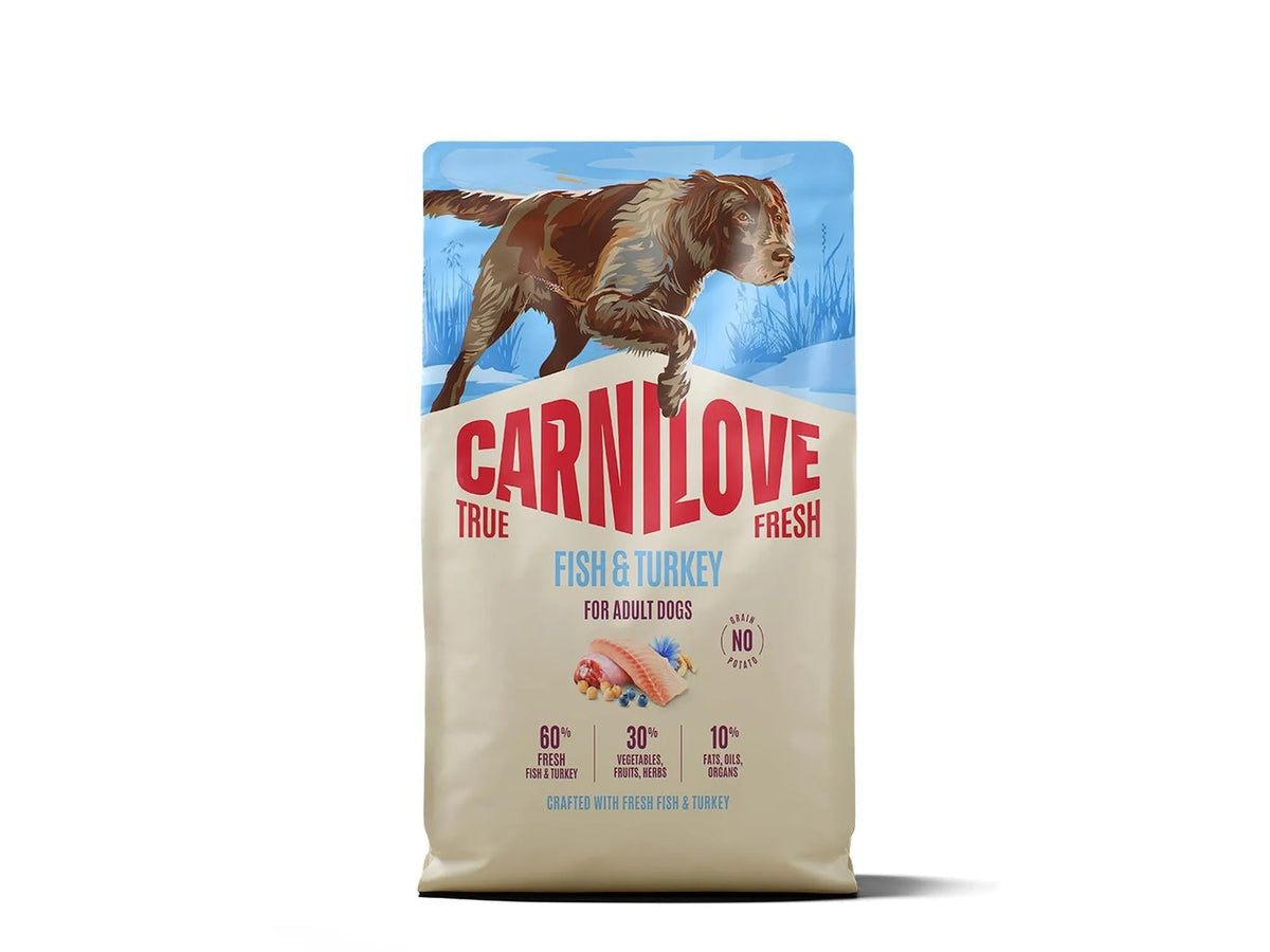 Carnilove True Fresh Fish & Turkey hundefôr i hvit og blå pose med bilde av hund og ingredienser.
