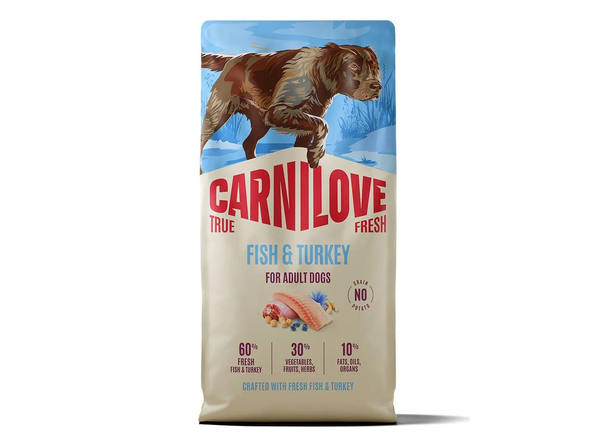 Carnilove True Fresh Fish & Turkey hundefôr i beige pose med brun hund og fiskefilet.