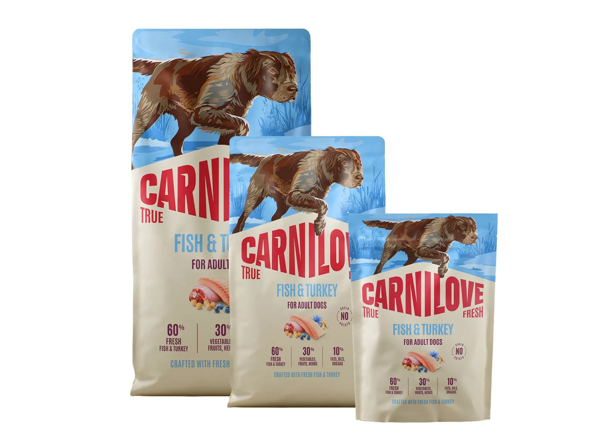 Tre poser Carnilove True Fresh Fish & Turkey hundefôr i ulike størrelser, med brun hund og fisk/kalkun-illustrasjon.