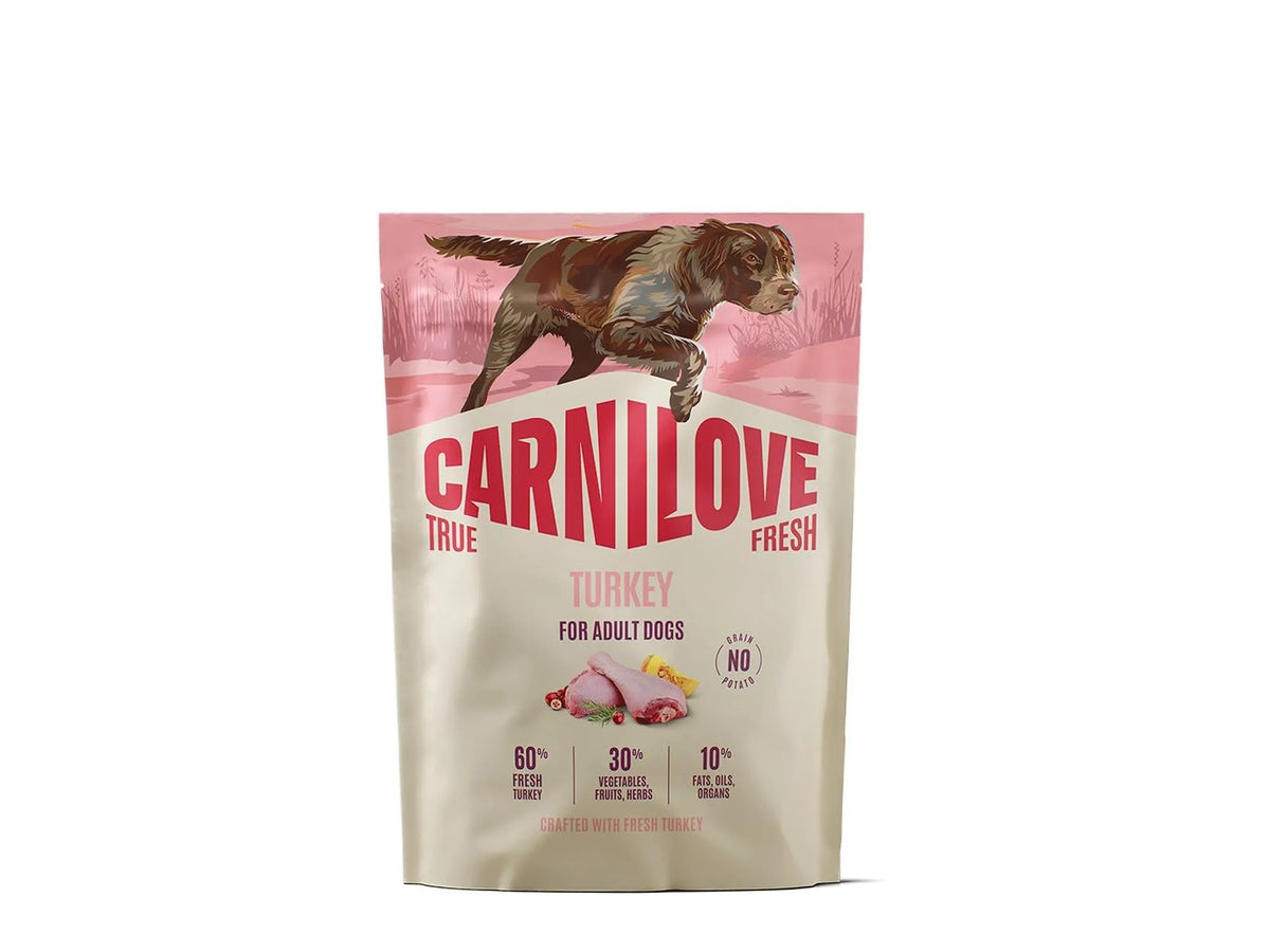 Carnilove True Fresh Turkey hundefôr i lys rosa og beige pose med en brun hund og kalkun.