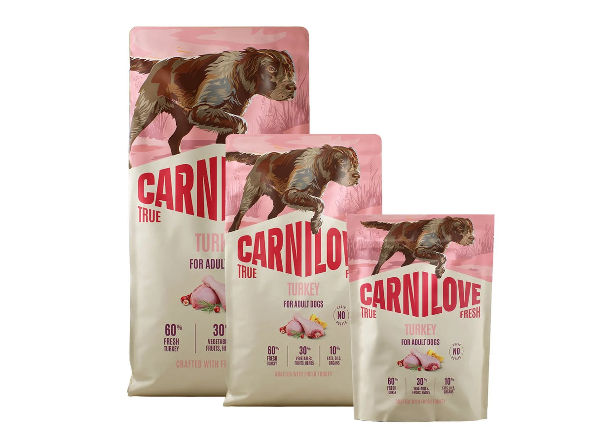 Tre poser Carnilove True Fresh Turkey hundefôr i ulike størrelser, med bilde av hund og kalkun.
