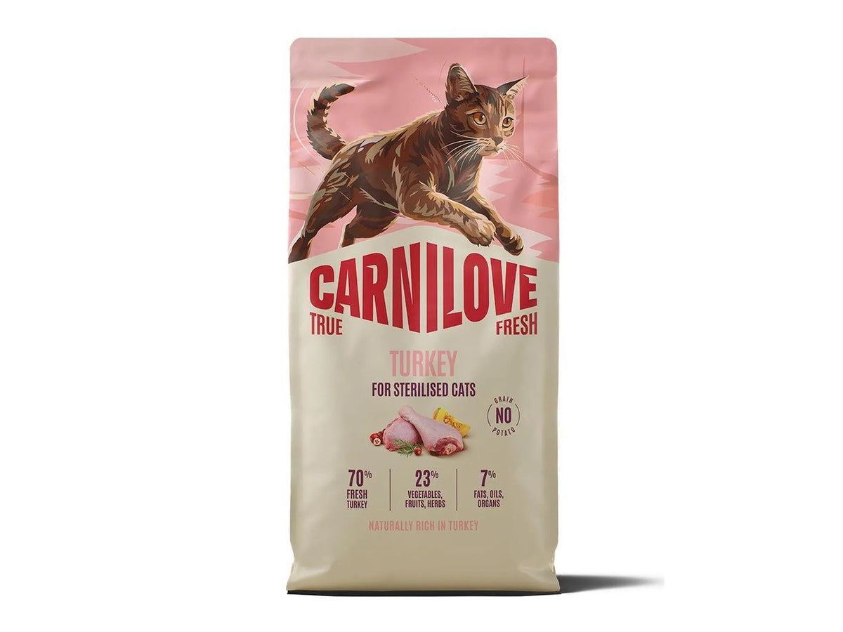 Carnilove True Fresh Turkey tørrfôr for steriliserte katter, med en brun katt og kalkun på emballasjen.
