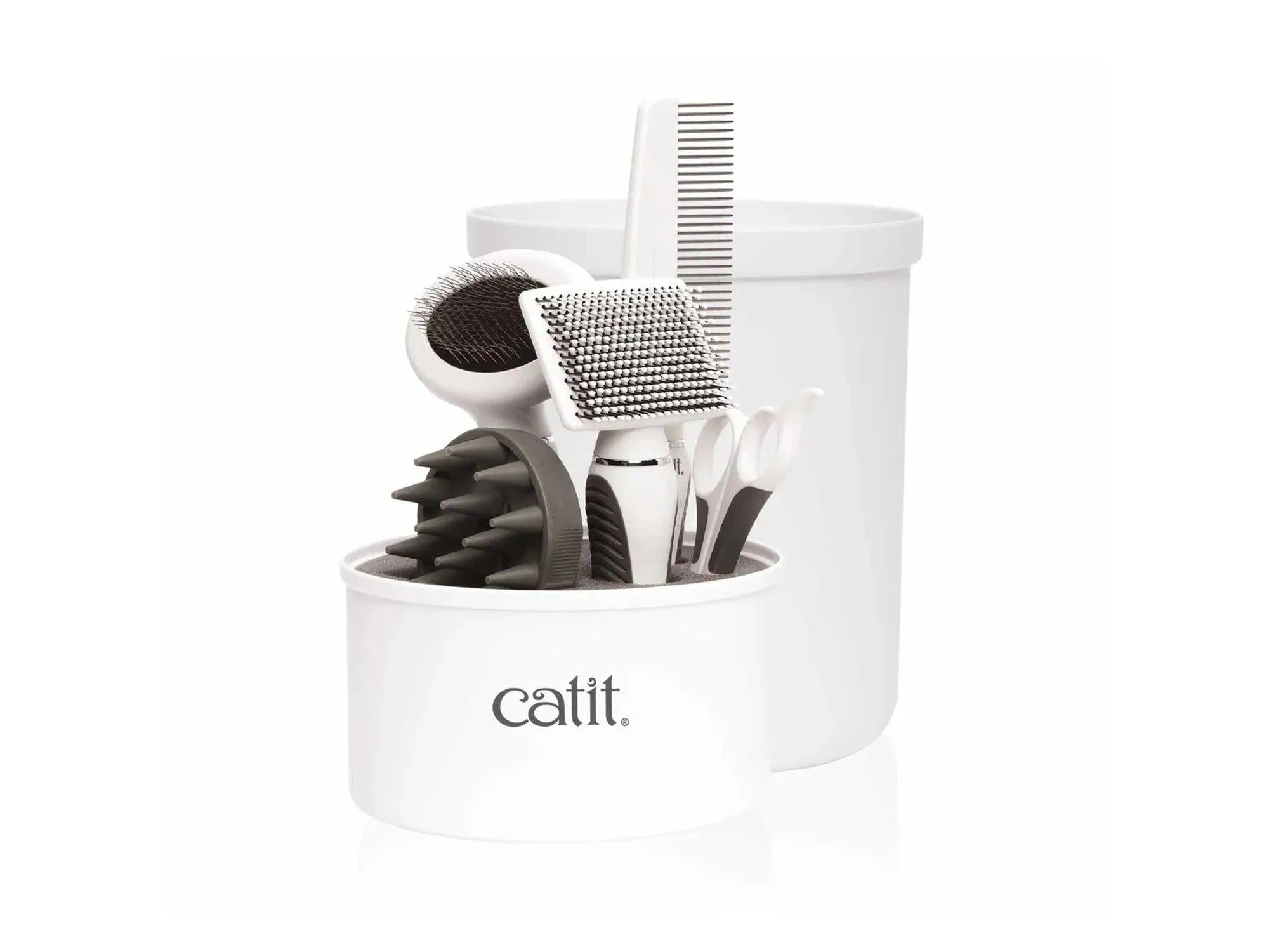 Catit Grooming Kit for korthåret katt, et hvitt sett med børster, kam, klosaks og massasjebørste i en holder.