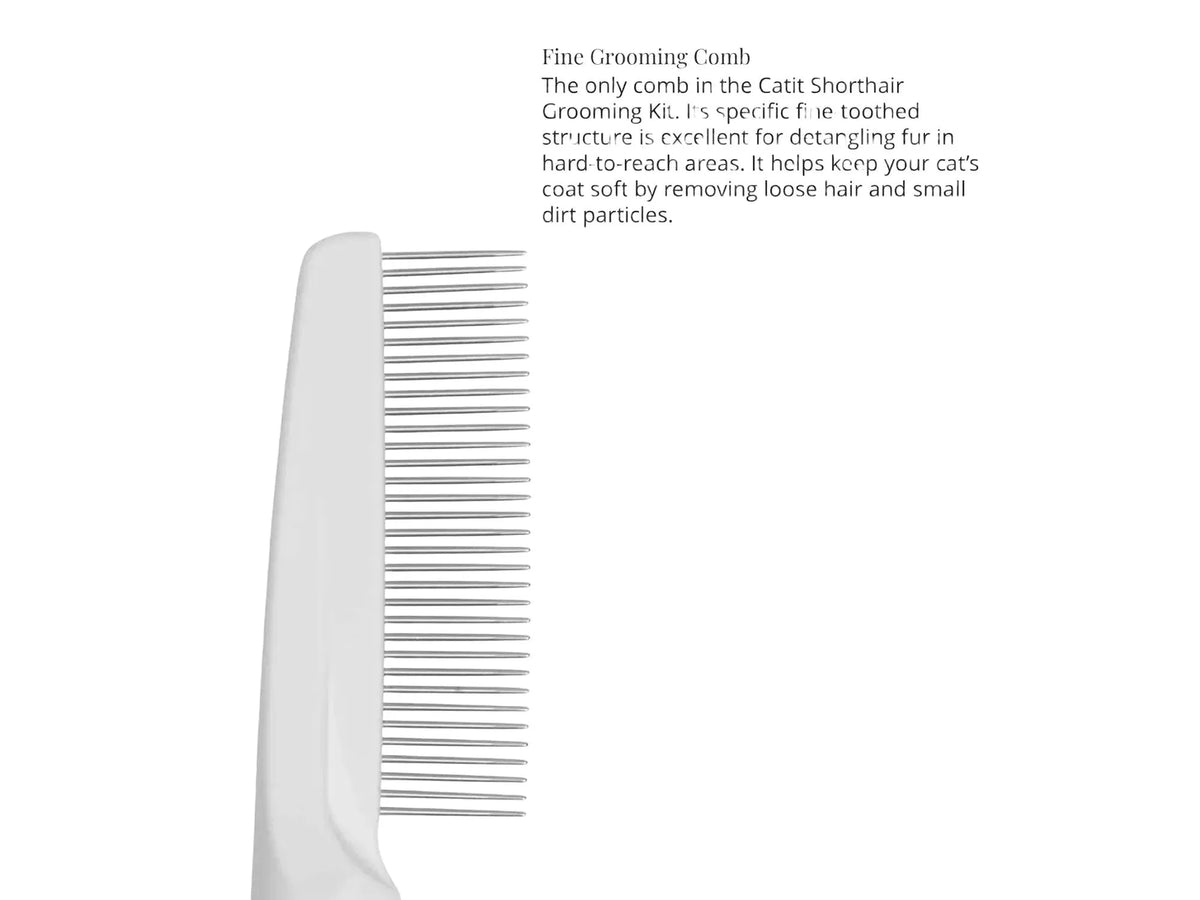 Hvit, fin-tannet grooming kam for korthåret katt, med metalltenner og ergonomisk håndtak.